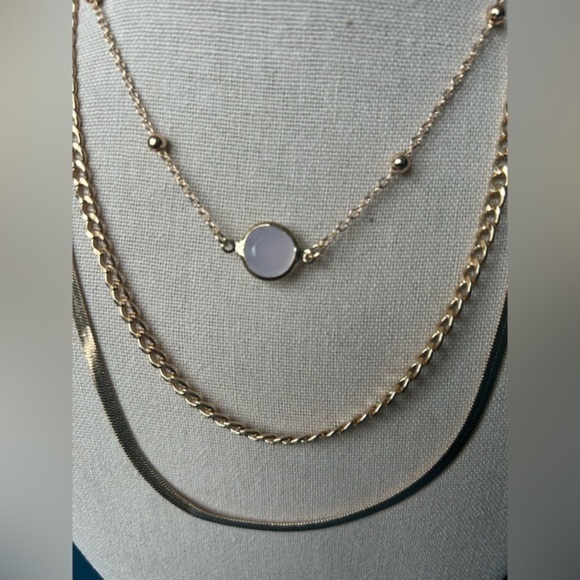 ✨NEW✨ Elegant Gold Layered Pearl Necklace Set - Picture 8 of 9